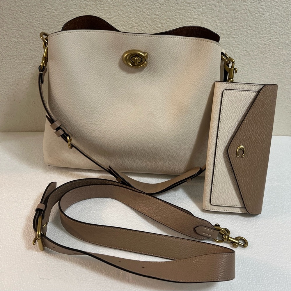 Coach Turnlock Bag White Bag With Matching Wallet-Glovetanned  Gold Hardware -